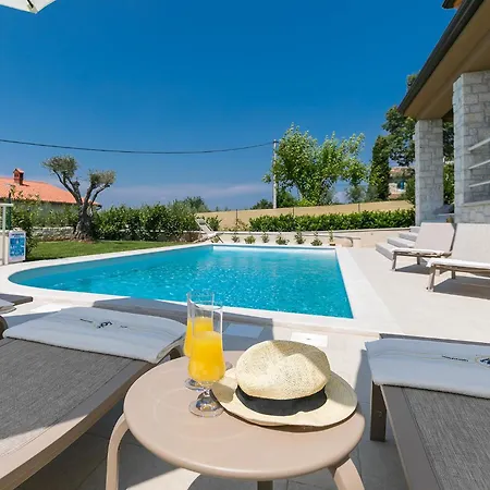 Beautiful Keli With Pool In Vizinada Ferenci