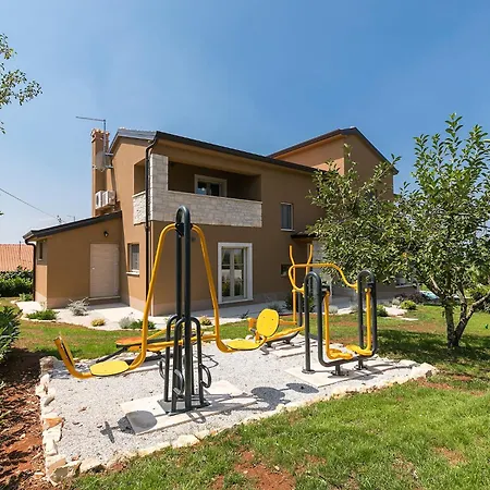 Beautiful Keli With Pool In Vizinada Villa Ferenci