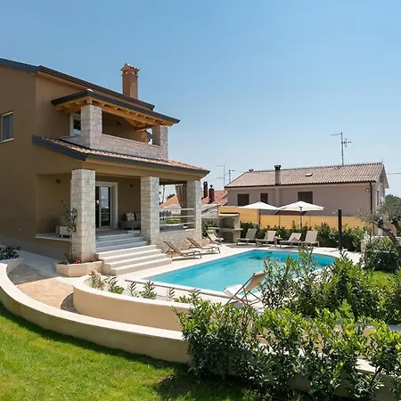 Beautiful Keli With Pool In Vizinada