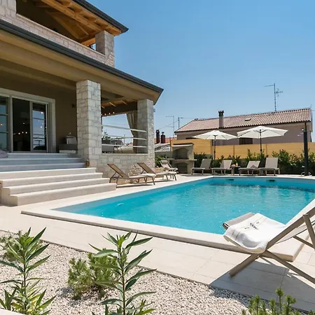 Beautiful Keli With Pool In Vizinada * Ferenci