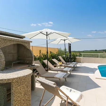 Beautiful Keli With Pool In Vizinada Willa *